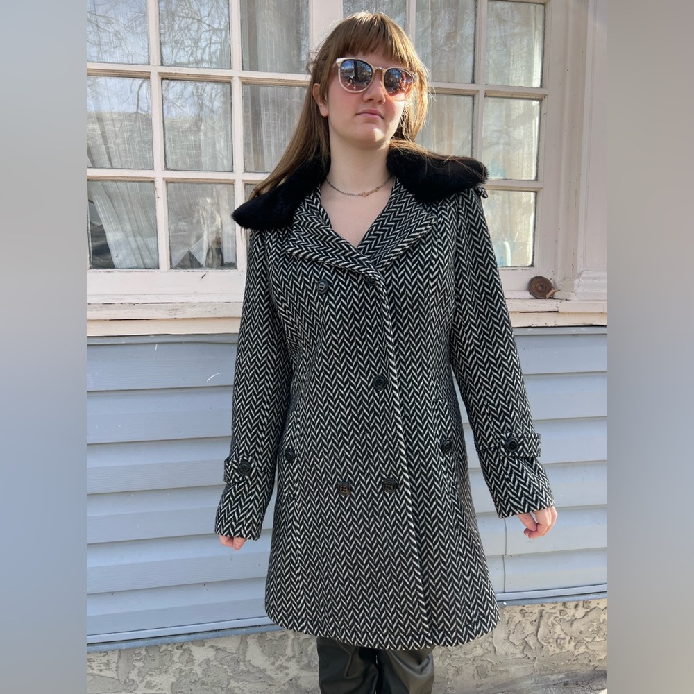 Wool Blend Double Breasted Herringbone Coat w Faux Fur Collar Black White